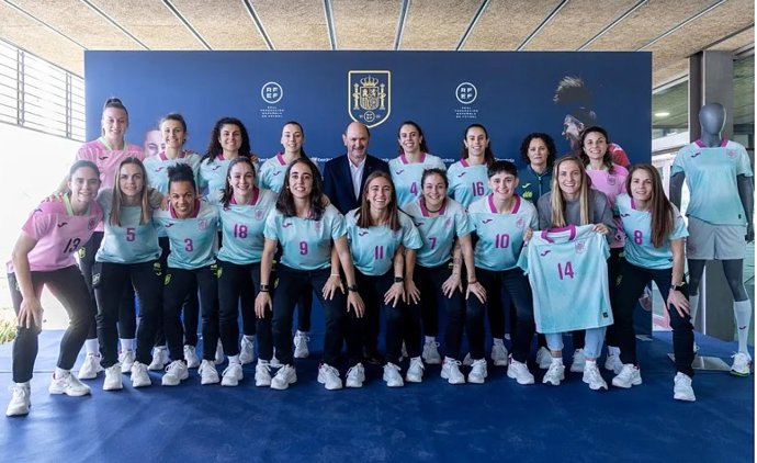 Rafael Louzán junto a la selección española femenina de fútbol sala