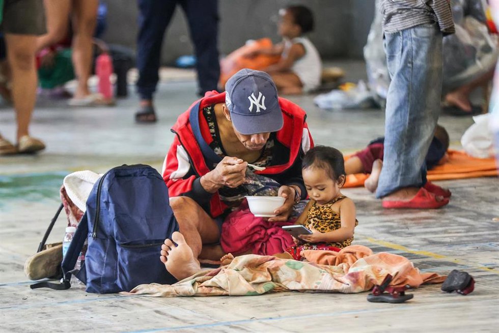 Filipinos en un centro para desplazados en Manila a causa del paso del supertifón 'Fung Wong' (archivo)