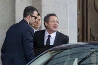 El fiscal general no contesta a las acusaciones y tacha de "desleal" a la del novio de Ayuso