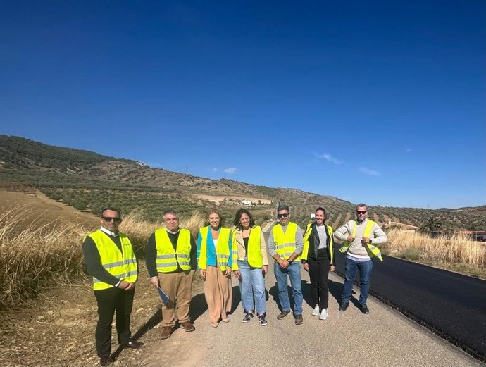 La diputada de Fomento e Infraestructuras, Nieves Atencia, ha visitado las obras que se ejecutan en el término municipal de El Burgo junto a la alcaldesa de la localidad, María Dolores Narváez