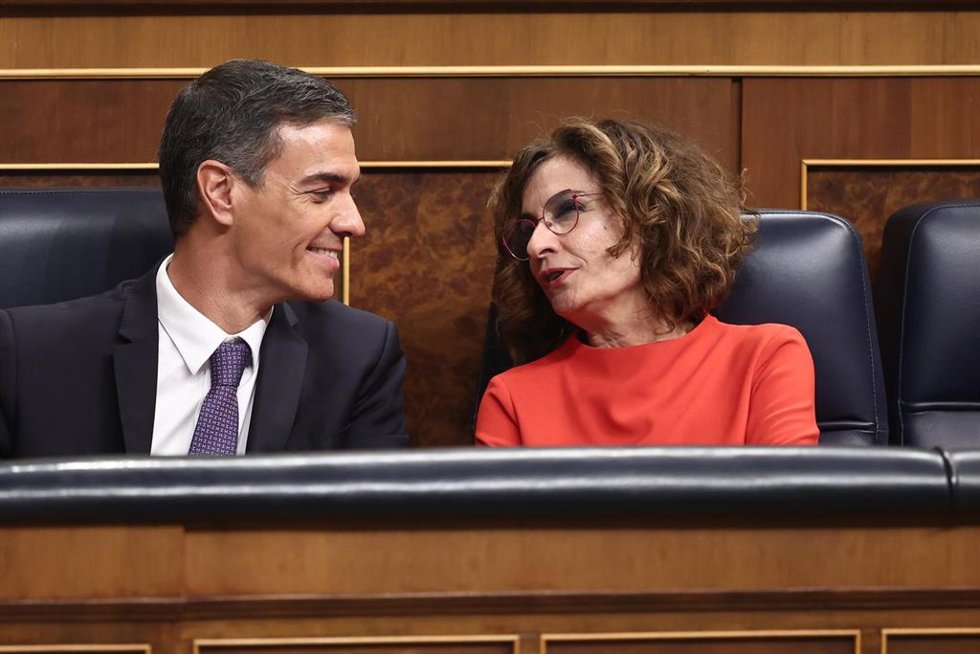 El presidente del Gobierno, Pedro Sánchez, y la vicepresidenta primera y ministra de Hacienda, María Jesús Montero, durante una sesión de control al Gobierno, en el Congreso de los Diputados, a 12 de noviembre de 2025, en Madrid (España). Sánchez ha acu