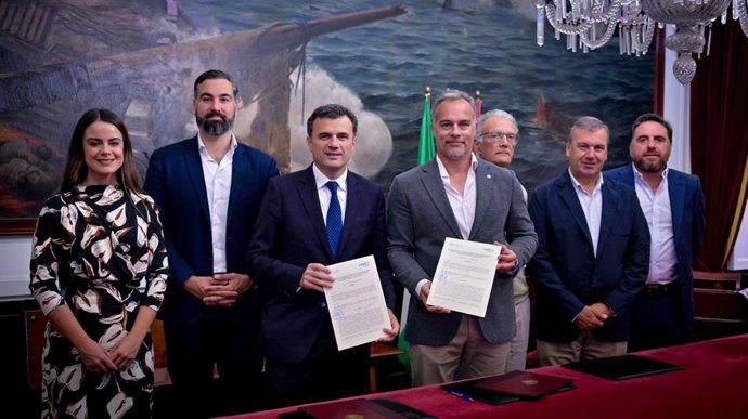 El alcalde de Cádiz, Bruno García, y el presidente de la Asociación Cádiz-Port, Daniel Macpherson, tras firmar un acuerdo de colaboración.