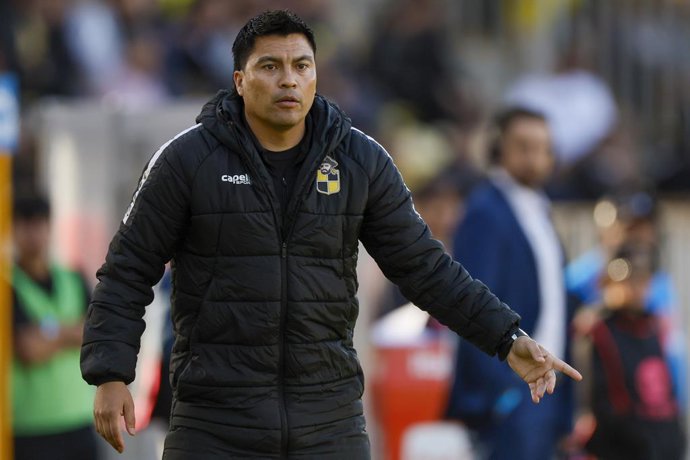 Futbol, Coquimbo Unido vs Union La Calera. Fecha 26, Liga de Primera 2025. El entrenador de Coquimbo Unido Esteban Gonzalez es fotografiado durante el partido de primera division contra Union La Calera disputado en el estadio Francisco Sanchez Rumoroso