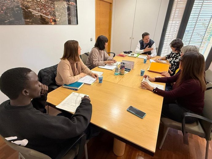 El alcalde de Fraga, Ignacio Gramún, representantes de Servicios Sociales de la Comarca del Bajo/Baix Cinca y la Fundación Cruz Blanca, en una de las reuniones.