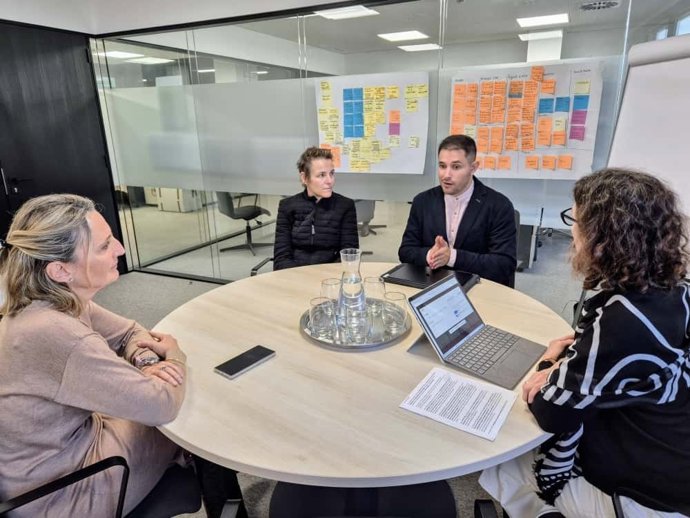 La consellera de Trabajo, Función Pública y Diálogo Social, Catalina Cabrer, en una reunión con representantes de las entidades de ayuda a domicilio Arrels y Ales, Lourdes Martí y Pau Vadell, respectivamente.