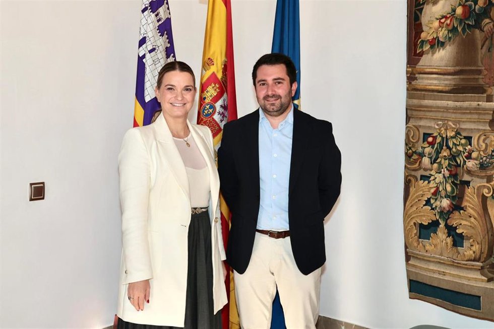 La presidenta del Govern, Marga Prohens, y el alcalde de Alaró, Lloren Perelló.