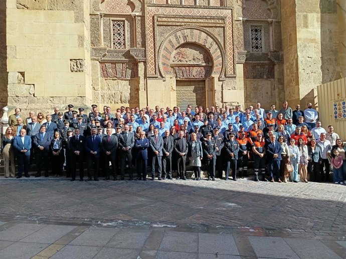 Foto de familia, ante la Mezquita, de las autoridades civiles y eclasiásticas junto a los homenajeados por el Cabildo Catedral.