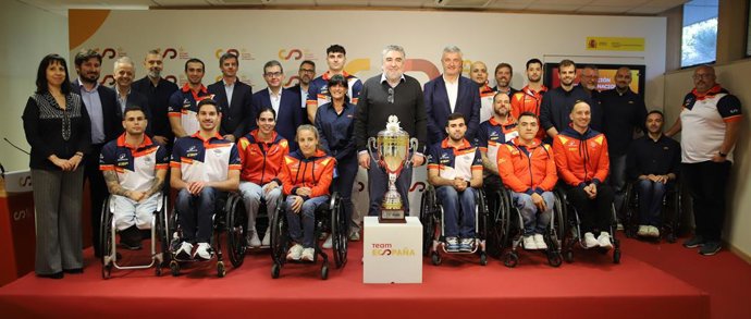Foto de familia tras el recimiento en el CSD a las selecciones masculina y femenina de baloncesto en silla