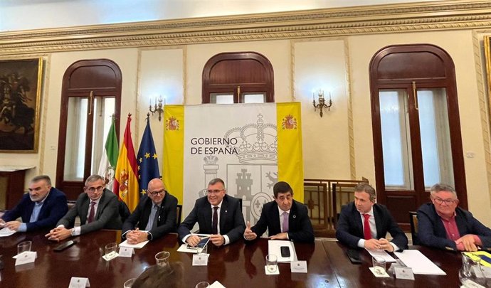 Asistentes a la Mesa del Aeropuerto Federico García Lorca Granada-Jaén.