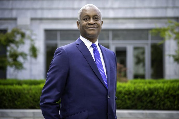 Archivo - August 26, 2025: The Federal Reserve Bank of Atlanta President and CEO Raphael Bostic poses for his Executive Portrait at the Federal Reserve Bank of Atlanta in Atlanta, GA. Stephen Nowland/Federal Reserve Bank of Atlanta