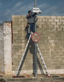 Un operario municipal instala una cámara de videogiliancia en una calle de El Puerto.