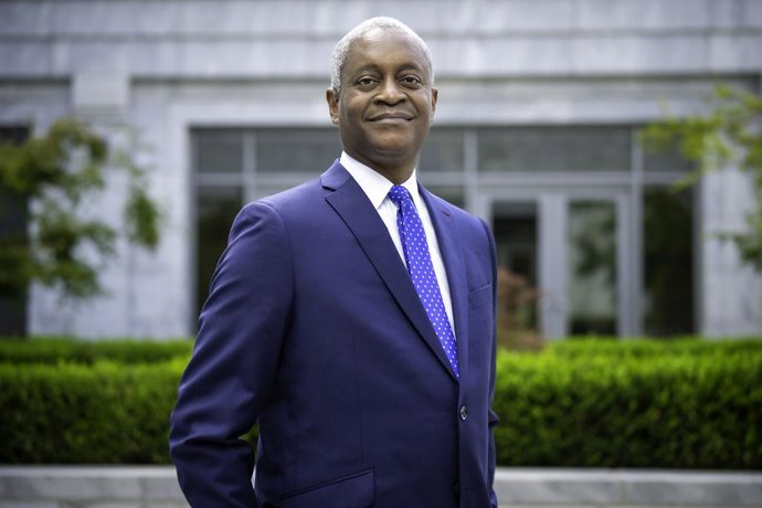 Archivo - August 26, 2025: The Federal Reserve Bank of Atlanta President and CEO Raphael Bostic poses for his Executive Portrait at the Federal Reserve Bank of Atlanta in Atlanta, GA. Stephen Nowland/Federal Reserve Bank of Atlanta