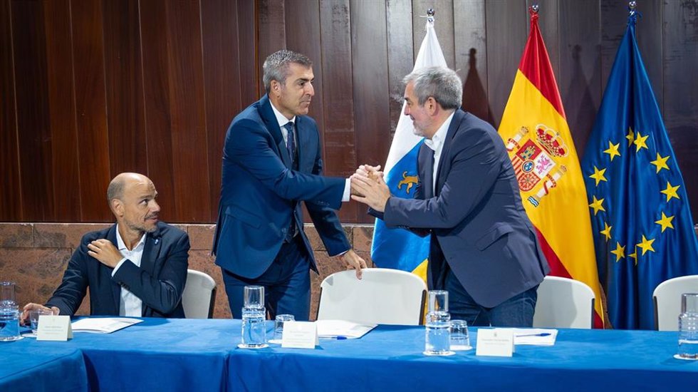 El vicepresidente de Canarias, Manuel Domínguez, y el presidente, Fernando Clavijo, se saludan en la reunión con los grupos parlamentarios para abordar el 'decreto canario'