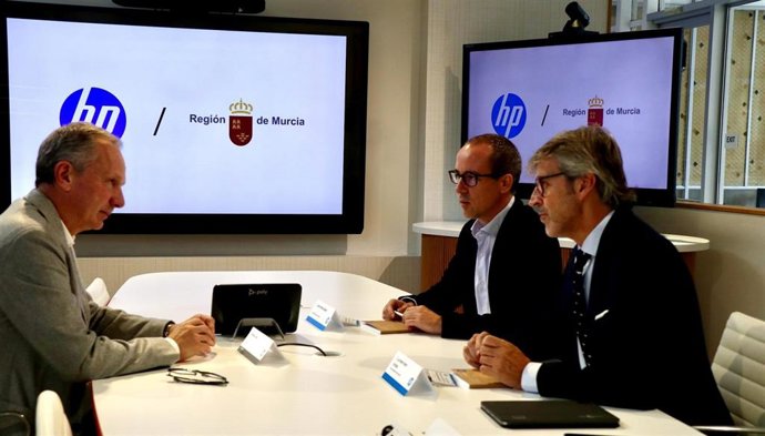 El consejero de Economía, Hacienda, Fondos Europeos y Transformación Digital, Luis Alberto Marín, reunido con el CEO Mundial de HP, Enrique Lores.