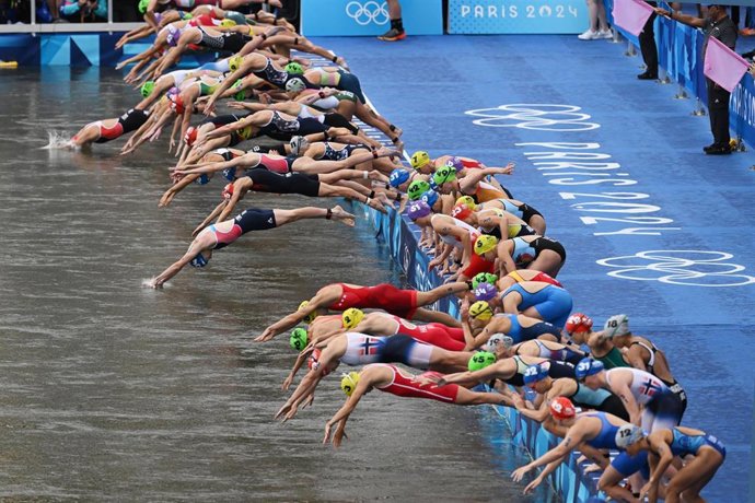 Archivo - Imagen de la prueba femenina del triatlón en los Juegos Olímpicos de París de 2024
