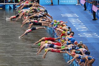 Archivo - 31 July 2024, France, Paris: Triathletes jump into the Seine during the Women's Individual Triathlon at Pont Alexandre III. Photo: Marijan Murat/dpa