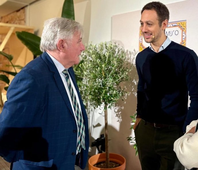 El conseller de Turismo del Consell de Mallorca, José Marcial Rodríguez, y el director general de Airbnb en España y Portugal, Jaime Rodríguez de Santiago.