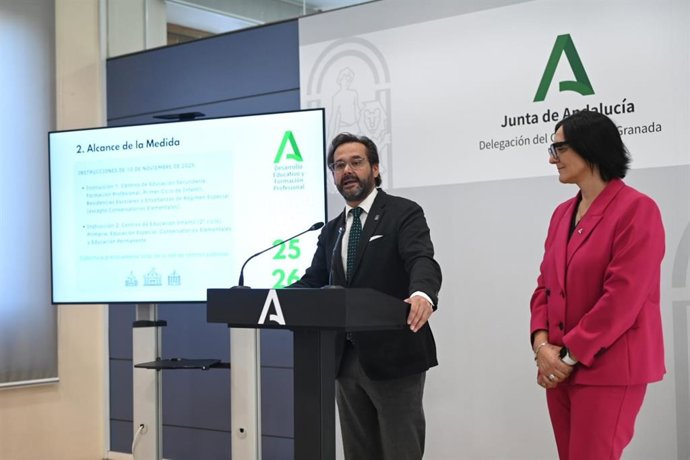 El delegado del Gobierno andaluz en Granada, Antonio Granados, y la delegada de Desarrollo Educativo de la Junta en la provincia, María José Martín