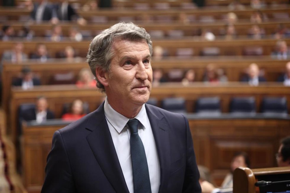 El presidente del Partido Popular, Alberto Núñez Feijóo, durante una sesión de control al Gobierno, en el Congreso de los Diputados, a 12 de noviembre de 2025, en Madrid (España). 