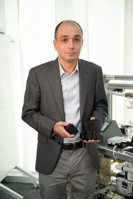 Sébastien Dui CEO and Founder of Sureflow, showcasing the company’s latest innovation in smart fluid control technology at the Sureflow headquarters.