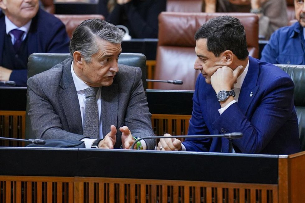 El presidente de la Junta de Andalucía, Juanma Moreno (d), junto al consejero de Sanidad, Presidencia y Emergencias de la Junta de Andalucía, Antonio Sanz (i) al inicio de la sesión plenaria. A 12 de noviembre de 2025, en Sevilla