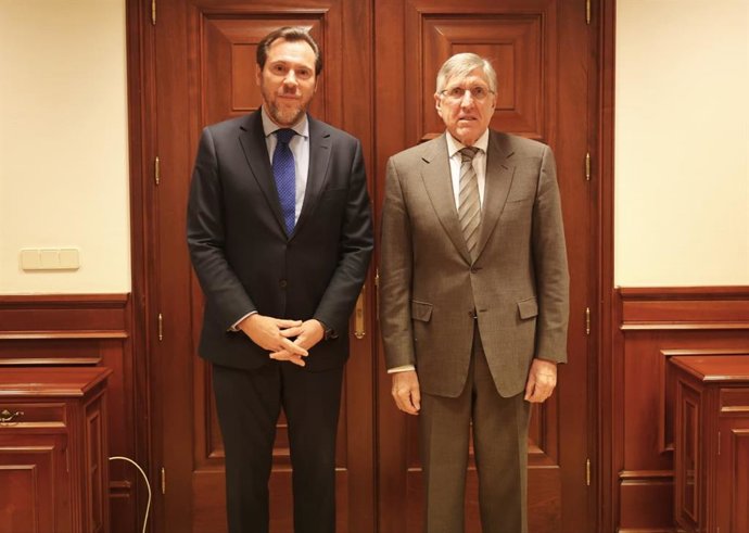 El ministro de Transportes y Movilidad Sostenible, Óscar Puente, junto al coordinador europeo del Corredor Atlántico, François Bausch