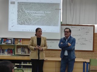 La diputada provincial de Igualdad y Familia de Almería, María Luisa Cruz, y el presidente de la AP-APAL, José Manuel Bretones, durante el taller de alfabetización mediática en el IES Carlos III de Aguadulce.