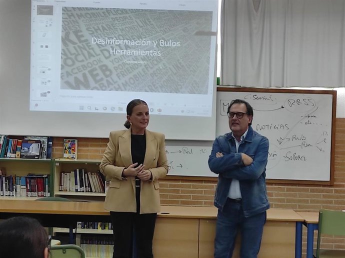La diputada provincial de Igualdad y Familia de Almería, María Luisa Cruz, y el presidente de la AP-APAL, José Manuel Bretones, durante el taller de alfabetización mediática en el IES Carlos III de Aguadulce.