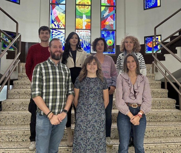 Los investigadores de la ULE Marcos Rojo, Nana Nhhala, Penélope García-Angulo y María Luz Centeno (arriba, de izquierda a derecha) y Asier Largo-Gosens, Pilar M. Carrancio y Carlota Cerezo (abajo de izquierda a derecha).