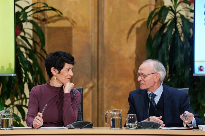 La ministra de Inclusión, Seguridad y Migraciones, Elma Saiz y el  presidente del Consejo Económico y Social, Antón Costas, presentan el Informe sobre la realidad migratoria en España, a 12 de noviembre de 2025, en Madrid (España). 