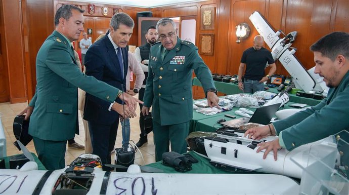 Pedro Fernández recibiendo explicaciones sobre los drones intervenidos dedicados a transportar droga por el Estrecho.