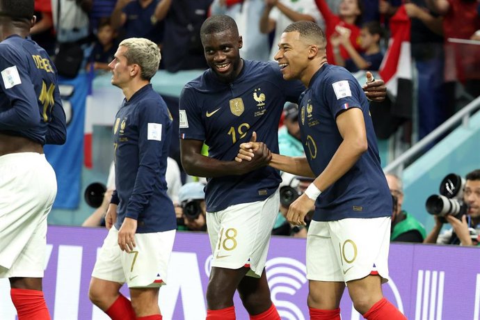 Archivo - Kylian Mbappé celebra junto a Dayot Upamecano un gol con la selección francesa