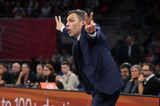 Archivo - Paolo Galbiati, head coach of Baskonia gestures during the Turkish Airlines EuroLeague Regular Season Round 3 match between Baskonia Vitoria-Gasteiz Roster and Panathinaikos AKTOR Athens Roster at Buesa Arena on October 09, 2025 in Vitoria, Gast