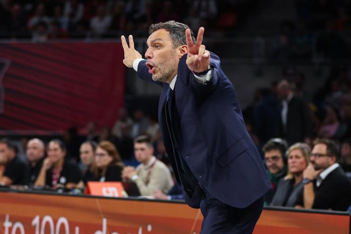 Archivo - Paolo Galbiati, head coach of Baskonia gestures during the Turkish Airlines EuroLeague Regular Season Round 3 match between Baskonia Vitoria-Gasteiz Roster and Panathinaikos AKTOR Athens Roster at Buesa Arena on October 09, 2025 in Vitoria, Gast