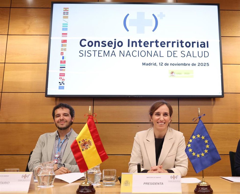 La ministra de Sanidad, Mónica García, y el director de Salud Pública y Equidad en Salud, Pedro Gullón, asisten al pleno extraordinario del Consejo Interterritorial del Sistema Nacional de Salud (CISNS), a 12 de noviembre de 2025, en Madrid (España). La