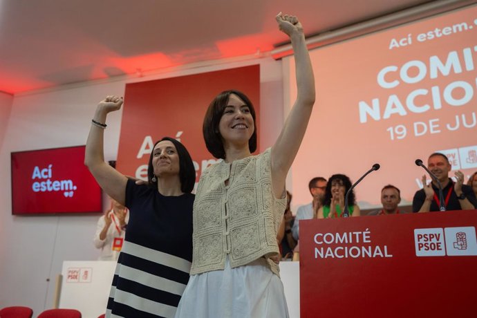 Archivo - Arxiu - La secretària d'Organització del PSOE, Rebeca Torró (e), i la secretària general del PSPV-PSOE, Diana Morant (d), en imatge d'arxiu