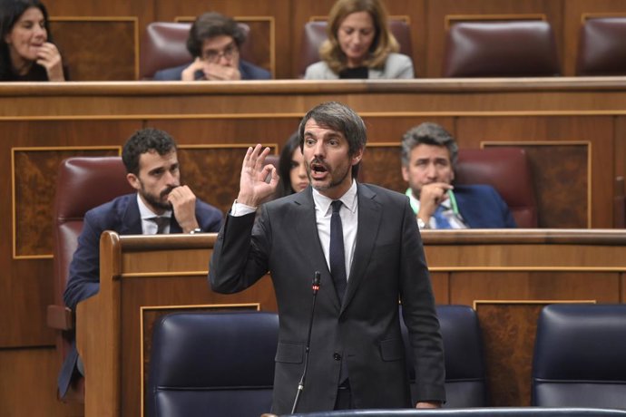 El ministro de Cultura, Ernest Urtasun, durante la sesión de control al Gobierno de este miércoles en el Congreso de los Diputados