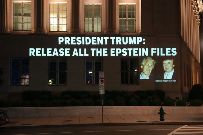 Archivo - Arquivo - 18 de julho de 2025, EUA, Washington: As palavras "Presidente Trump: Release All the Epstein files" é projetada em um prédio, durante um protesto de projeção perto da Casa Branca. Foto: Andrew Leyden/ZUMA Press Wire/dpa