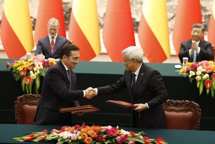 El ministro Albares estrecha la mano del presidente de la Universidad de Sichuán (China).