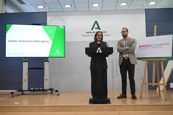 La delegada territorial de Inclusión Social de la Junta en Granada, Matilde Ortiz, y el coordinador provincial del IAJ, José Luis de la Torre