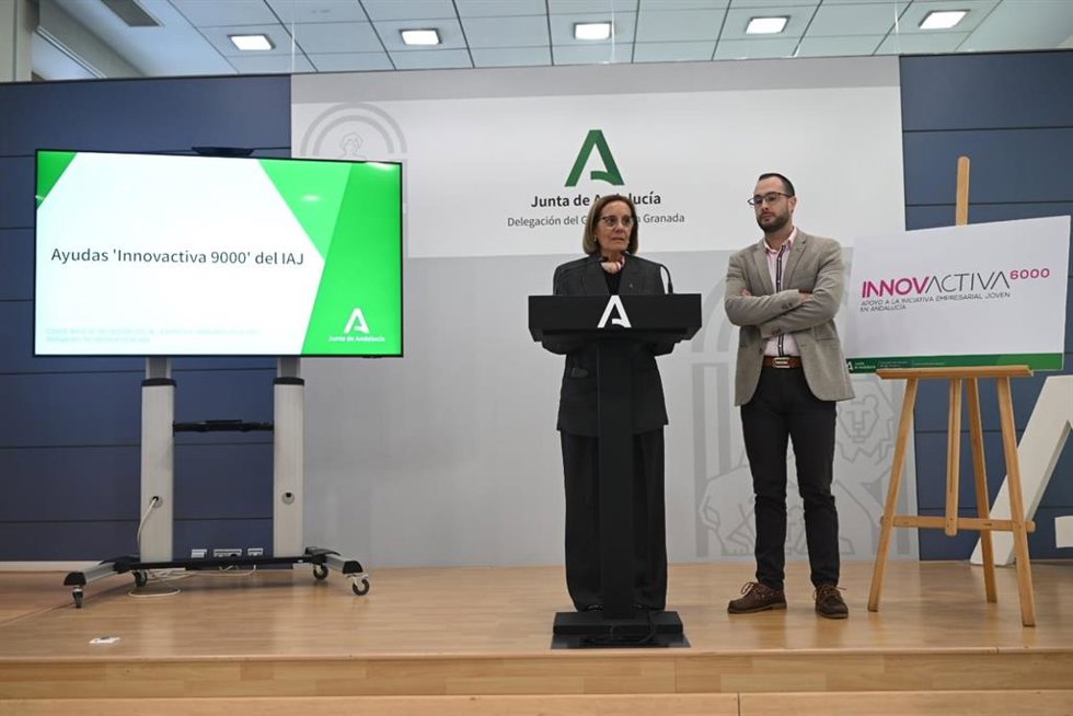 La delegada territorial de Inclusión Social de la Junta en Granada, Matilde Ortiz, y el coordinador provincial del IAJ, José Luis de la Torre