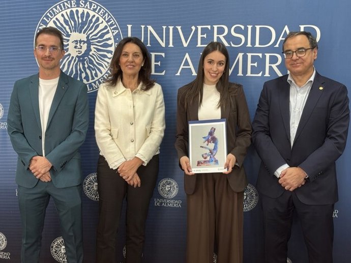 Laura María Castillo, con el documento de la beca, junto al rector de la UAL, José Joaquín Céspedes; la presidenta de la Asociación Española contra el Cáncer en Almería, Magdalena Cantero; y el director del proyecto, Fernando Estévez.
