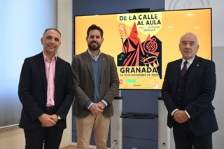 Desde la izquierda el miembro de la organización del encuentro Enrique Crespo, el delegado de Cultura de la Junta en Granada, David Rodríguez, y el presidente de la Federación de Hermandades, Armando Ortiz