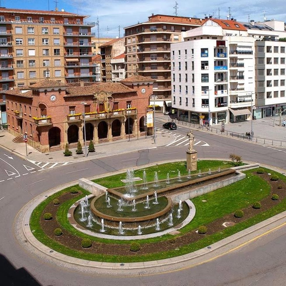 Archivo - Vista de Calahorra con el Ayuntamiento al fondo