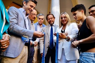 Archivo - Imagen de archivo de la atleta María Pérez, a la derecha en la imagen con la alcaldesa de Granada, Marifrán Carazo.