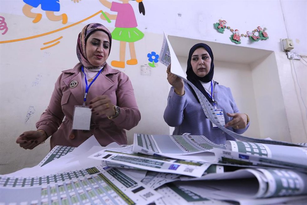 Autoridades iraquíes realizan el escrutinio de las elecciones legislativas celebradas este miércoles en Irak.