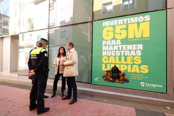 El consejero municipal de Presidencia y Seguridad Ciudadana, Ángel Lorén, y la consejera municipal de Movilidad y Medio Ambiente, Tatiana Gaudes, delante de la comsaría de Policía Local del Casco Histórico