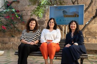 La diputada de Cultura, Cine e Identidad Almeriense, Almudena Morales, junto a la delegada en Andalucía de la Fundación 'la Caixa', Patricia Maldonado, y la directora del Área de Negocio en Almería, María del Mar Peláez.