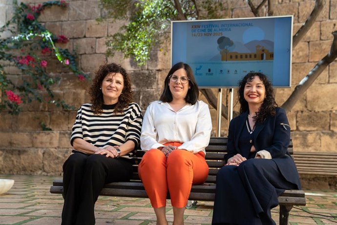 La diputada de Cultura, Cine e Identidad Almeriense, Almudena Morales, junto a la delegada en Andalucía de la Fundación 'la Caixa', Patricia Maldonado, y la directora del Área de Negocio en Almería, María del Mar Peláez.