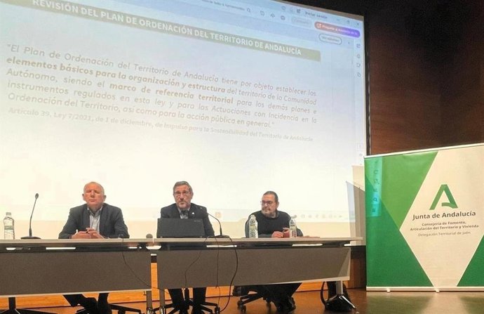 El delegado de Fomento, Miguel Contreras (c), en la jornada sobre la revisión del POTA.